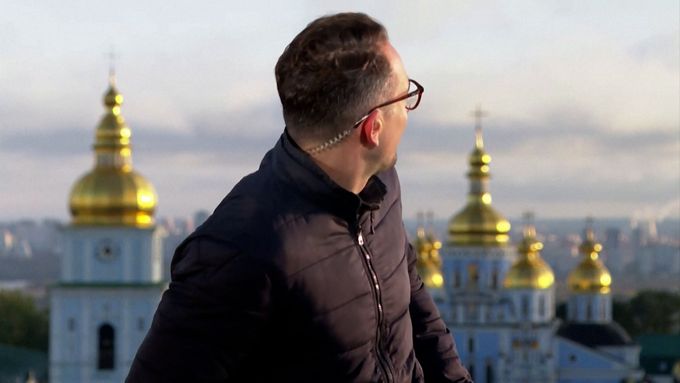 Reportér BBC Hugo Bachega musel ukončit přímý vstup, když na Kyjev dopadaly rakety.