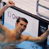 Americký plavec Michael Phelps slaví zlatou medaili ze 100 metrů motýlka na OH 2012 v Londýně.