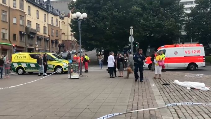 Útočník pobodal několik lidí ve finském městě Turku. Záběry z místa útoku