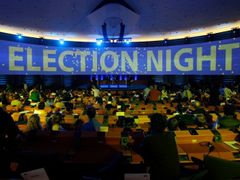 Sčítání výsledků voleb přímo v sídle Evropského parlamentu.