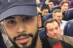 Youtubery vyhodili z letadla, protože mluvili arabsky. Provokovali, tvrdí aerolinky