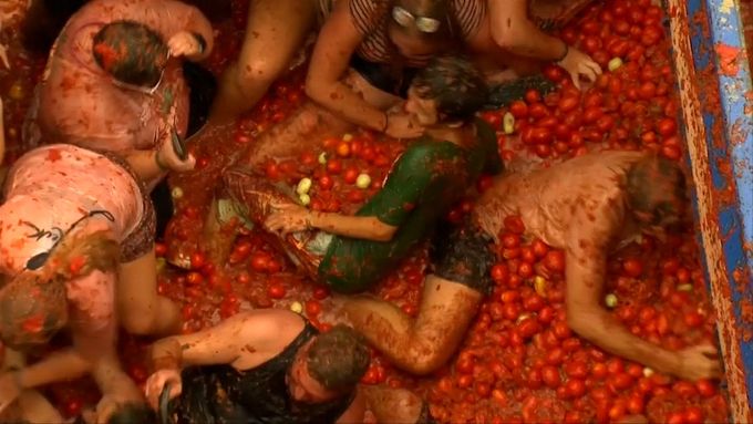 Na tradiční rajčatovou bitvu La Tomatina se letos použilo asi 160 tun plodů této zeleniny. Jde o každoroční zábavu ve španělském městě Buňol.