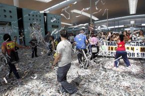 Obrazem: Vzpoura uklízečů na letišti v Barceloně