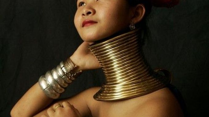 Kultura horských karenských národů je velmi originální. Šestnáctiletá Majang má kolem krku 24 kroužků, první si nasadila, když jí byly čtyři roky.