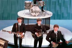 Přes řev fanynek nebylo slyšet koncert. Beatles před 60 lety přepsali dějiny hudby