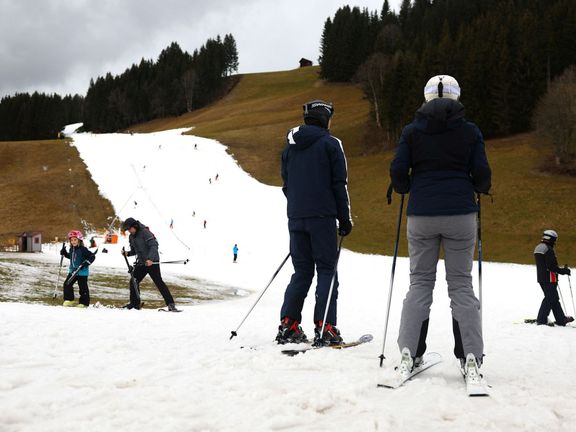 Alpské skiareály nemají kvůli vysokým teplotám dostatek sněhu.