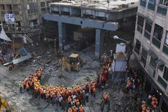 V troskách nadjezdu zemřelo v Kalkatě 25 lidí, naděje na nalezení přeživších je mizivá