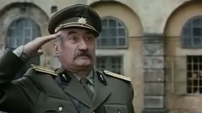 Pavel Landovský ve filmu Černí baroni, který byl posledním snímkem natočeným pod státní kontrolou.