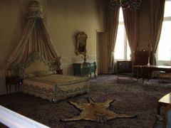 Pokoje v rezidenci jsou ve zhruba ve stavu, v jakém je poslední íránský monarcha opustil. Na snímku jeho ložnice.