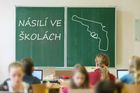 Útoky ve školách: Terčem jsou učitelé, student zemřel poprvé