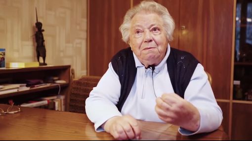 Devětaosmdesátiletá Gertrude, která přežila holocaust, zveřejnila video, ve kterém apeluje na Rakušany, aby nevolili Norberta Hofera.