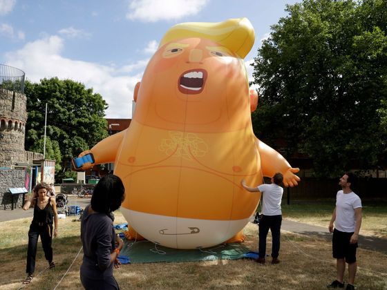 Křehké ego, malé ruce Trump Baby. Velké nafukovací mimino s podobiznou Donalda Trumpa, které vyrobili jeho britští odpůrci.