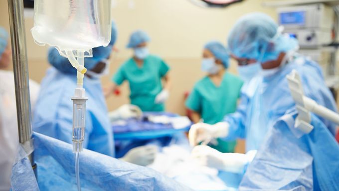 Některé nemocnice ve velkém dovážejí lidi z Ukrajiny, kteří se deklarují jako lékaři, tvrdí prezident České lékařské komory Milan Kubek.