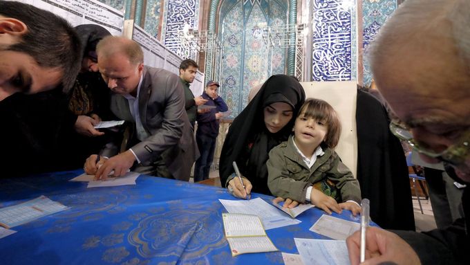Voliči v Teheránu vyplňují hlasovací lístky během parlamentních voleb.