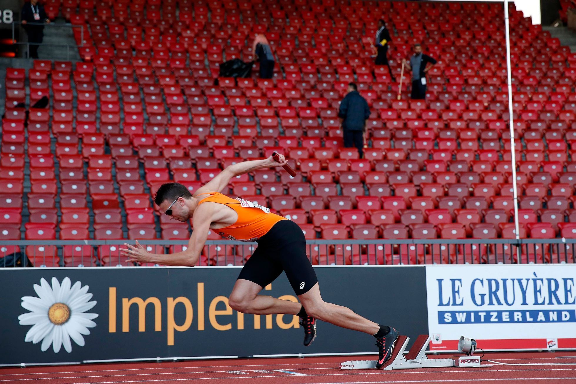 Nizozemská štafeta na 4x400 metrů běží na prázdném stadionu