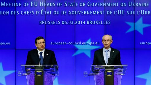 Šéf Evropské komise Barroso a předseda Evropské rady Van Rompuy po skončení mimořádného summitu v Bruselu.