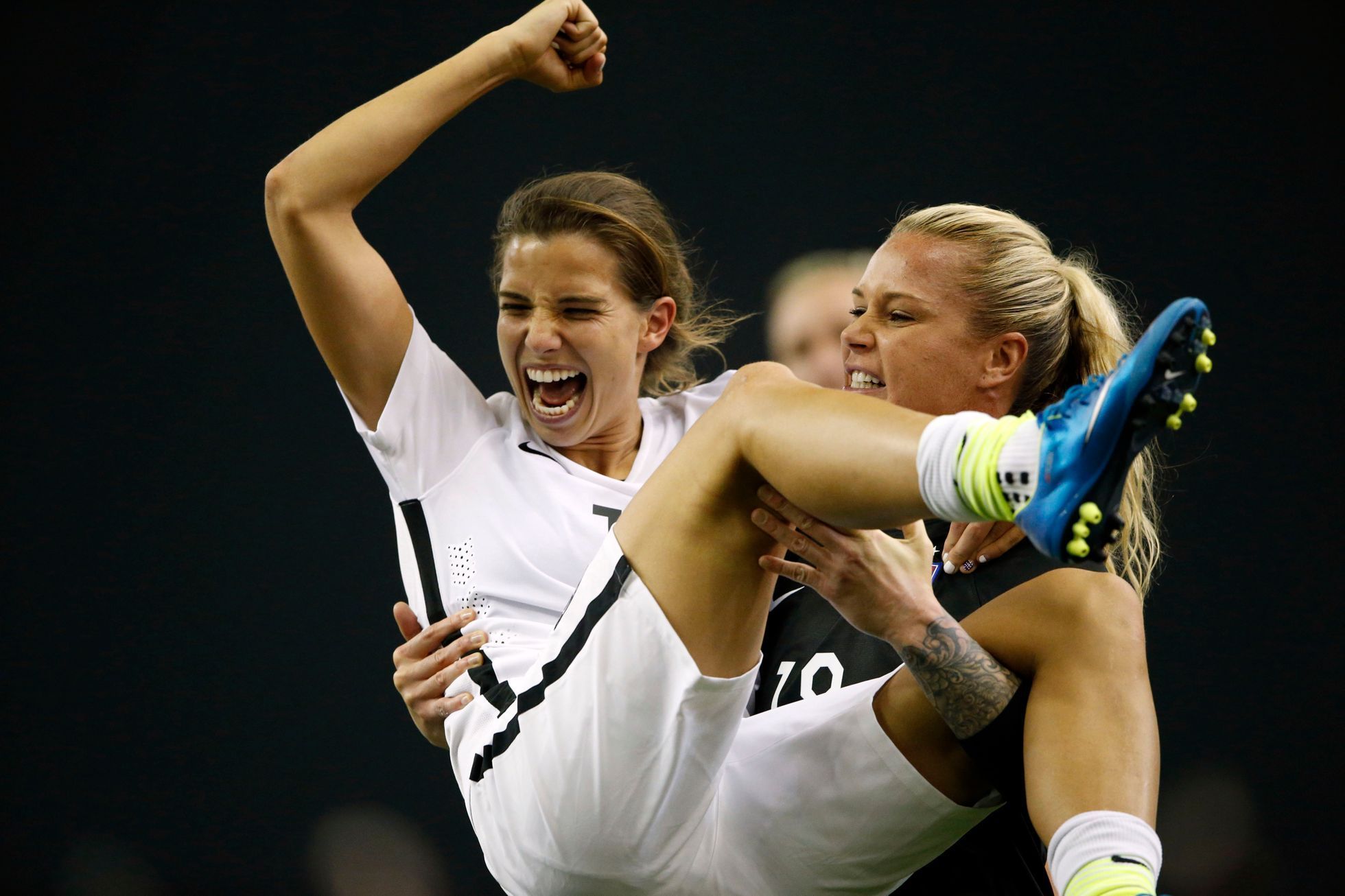 MS žen 2015, semifinále USA-Německo: Tobin Heathová (17) a Ashlyn Harrisová