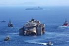 Foto: Costa Concordia se konečně pohnula. Plaví se do šrotu