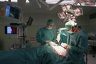Za smrt muže po operaci kýly může vadný filtr