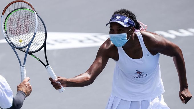 Řada hvězd bude letos na US Open chybět, Venus Williamsová se ale zúčastní. A pro jistotu zkoušela s rouškou i hrát...