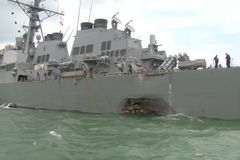 Potápěči našli těla deseti námořníků z amerického torpédoborce, který se srazil s tankerem