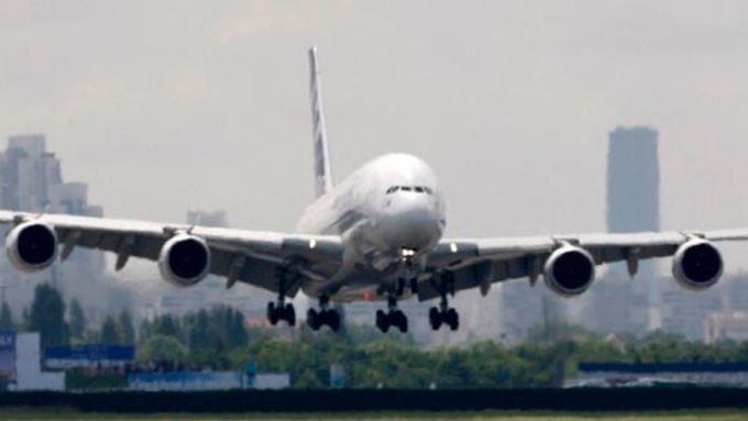 Airbus A380 jde na přistání
