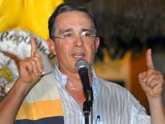 Jako jediný z trojice je Uribe ve své zemi rekordně populární