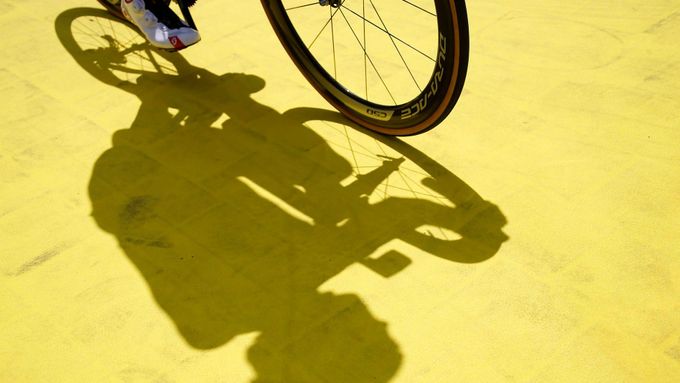 Sedm cyklistů si na italských závodech mělo pomáhat motorkem