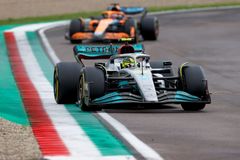 "To bude bolet." Škodolibý Rosberg si užíval Hamiltonovo trápení v Imole