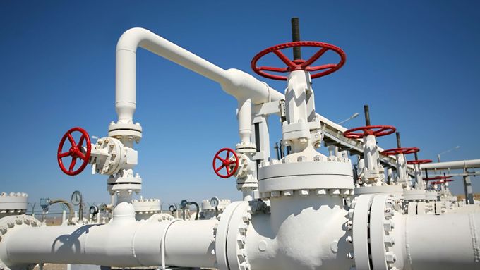 Zařízení na zpracování ropy a plynu s potrubními ventily.