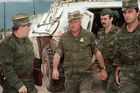 Na snímku z 10. srpna 1993 Ratko Mladič přichází na sarajevské letiště, aby vyjednal stažení svých jednotek z hory Igman.