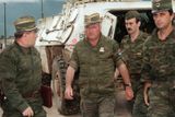 Na snímku z 10. srpna 1993 Ratko Mladič přichází na sarajevské letiště, aby vyjednal stažení svých jednotek z hory Igman.