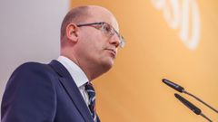 ČSSD si znovu zvolila Sobotku, "muže určeného k likvidaci". Po volbách ho zřejmě obětuje