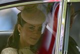 Vévodkyně Kate za sklem automobilu, který ji a jejího manžela prince Willama dopravil na slavnostní bohoslužbu.