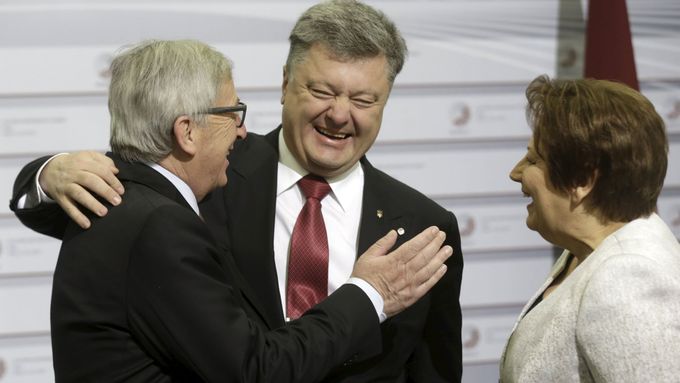 Předseda Evropské komise Jean-Claude Juncker a lotyšská premiérka Straujumová vítají na summitu ukrajinského prezidenta Porošenka.
