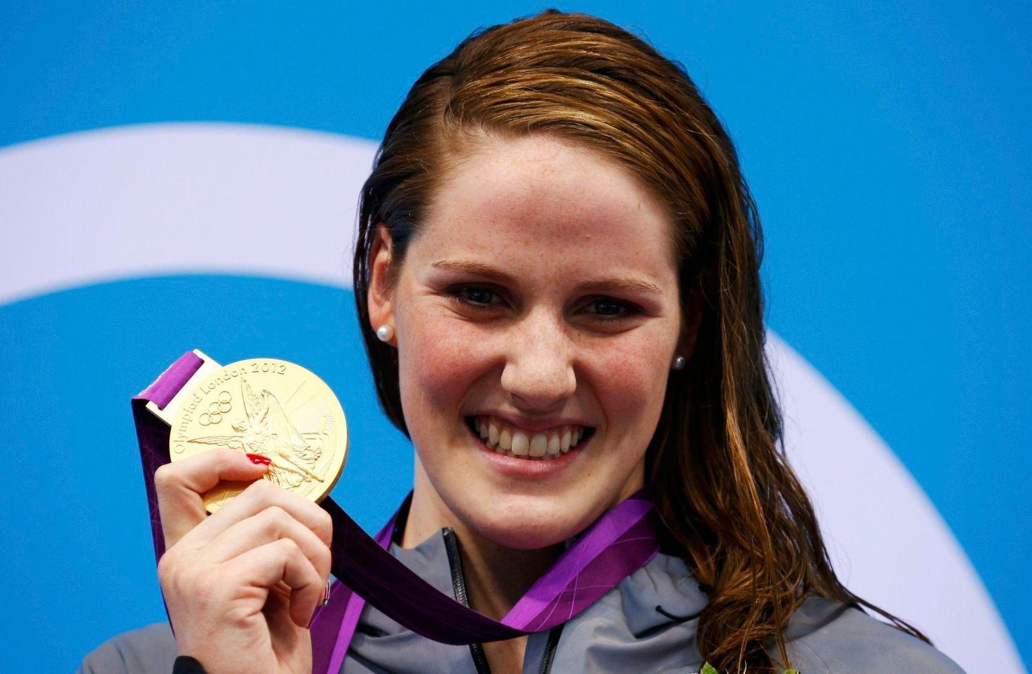 Americká plavkyně Missy Franklinová se raduje ze zlaté medaile za 100 metrů znak na OH 2012 v Londýně.
