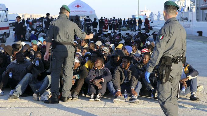 Každý den přistávají na jižním pobřeží Evropy lodě s přistěhovalci. Běženci se pak pokouší dostat do dalších evropských zemí. Stovky z nich například táboří na italské Riviéře.