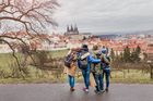 Mladí lidé v Praze, ilustrační foto