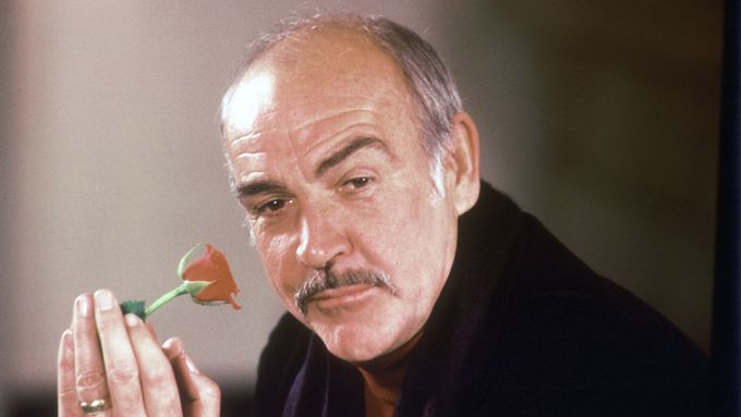 Sean Connery na snímku z roku 1987, kdy mluví o své roli ve středověké detektivce Jméno růže.
