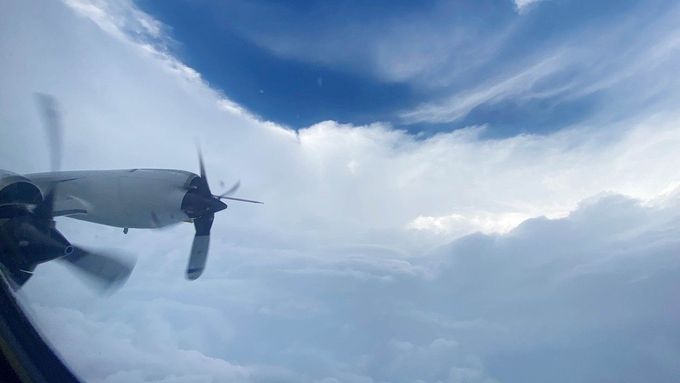 Anomálie, podle níž už francouzská televize 247 Max připravuje televizní seriál, se točí okolo turbulence. Na ilustračním snímku je let kolem hurikánu.