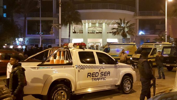 Policie zasahuje před hotelem v egyptském letovisku Hurghada.