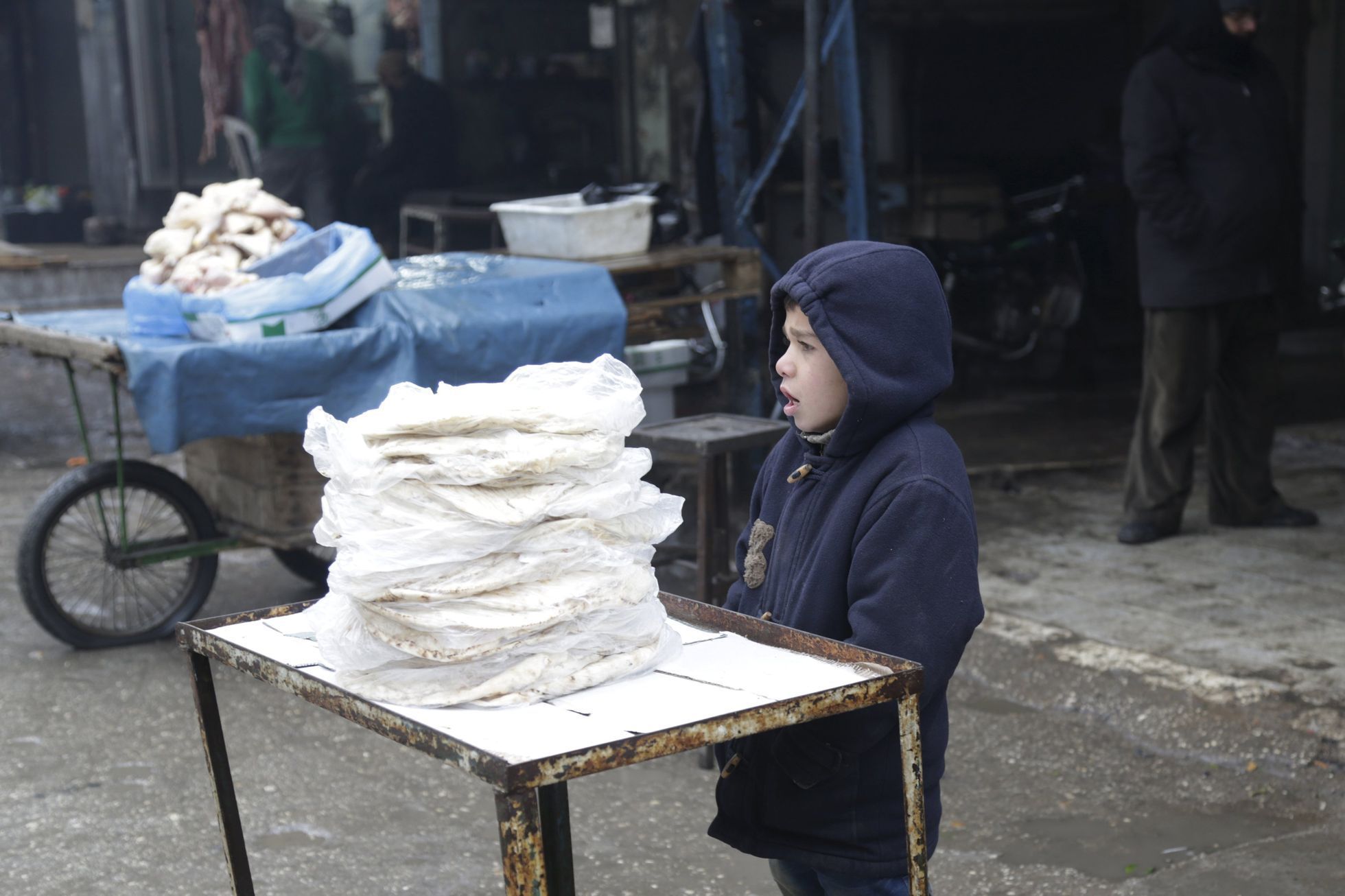 Chlapec prodává chléb ve městě Marát Numan v provincii Idlíb.