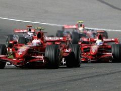 Po první vracečce je potřeba stoupat do Eau Rouge.