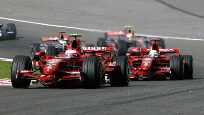 Finský pilot formule 1 Kimi Räikkönen s Ferrari vede po startu Velkou cenu Belgie.