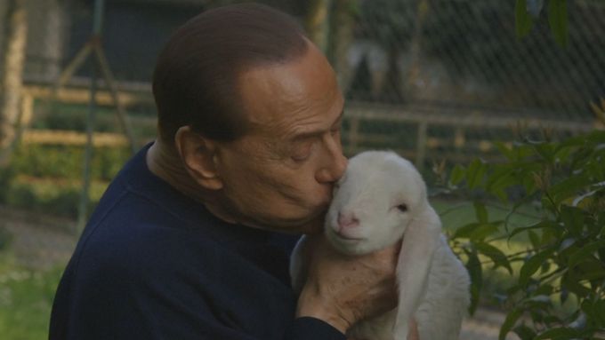Italský expremiér Berlusconi ve vegetariánské reklamě zachraňuje pět jehňat, která by skončila na porážce. Italové je tradičně jedí o Velikonocích.