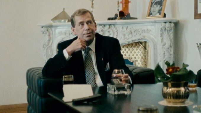 Upoutávka na časosběrný dokumentární film Občan Havel z roku 2007