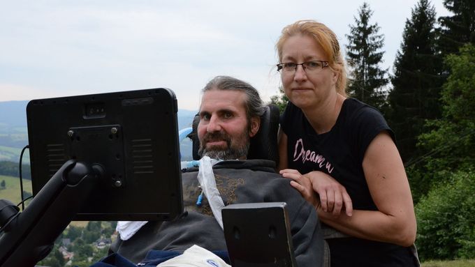 Lucie Ovsenáková se svým manželem Martinem, který je zcela odkázaný na její péči.