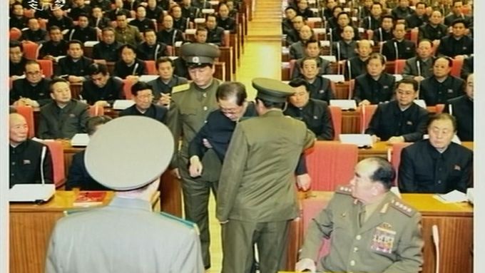 Neslavný konec severokorejského prominenta. Vojáci odvádějí Čang Sen-teka, strýce Kim Čong-una. Záběry z videa, které odvysílala státní televize KRT.