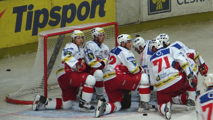 Slávističtí hokejisté se rozcvičují před zápasem Tipsport cupu proti Znojmu. Prohráli ho 2:5