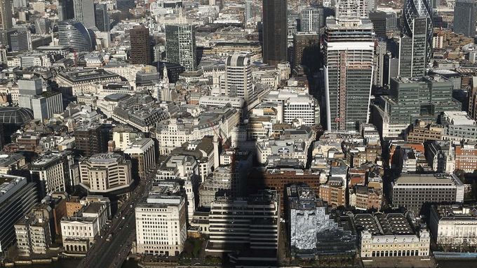 Shluk nových londýnských mrakodrapů podle tradicionalistů hyzdí panorama města. A podle řidičů roztavuje auta.